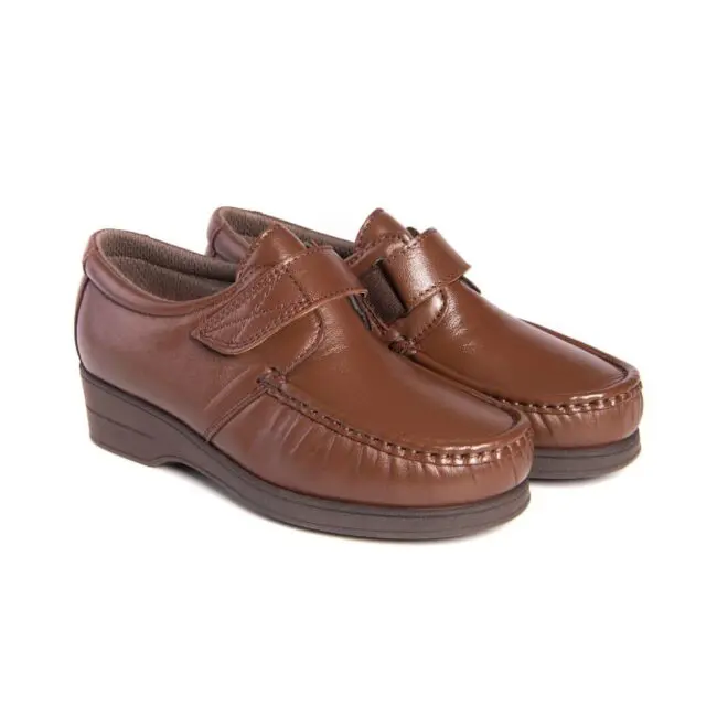 Paire de chaussures confortables avec fermeture velcro, en marron, modèle 5627