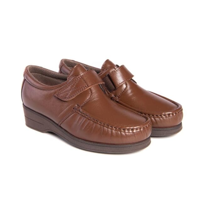Zapatos cómodos con cierre de velcro, de color castaño, modelo 5627 V2