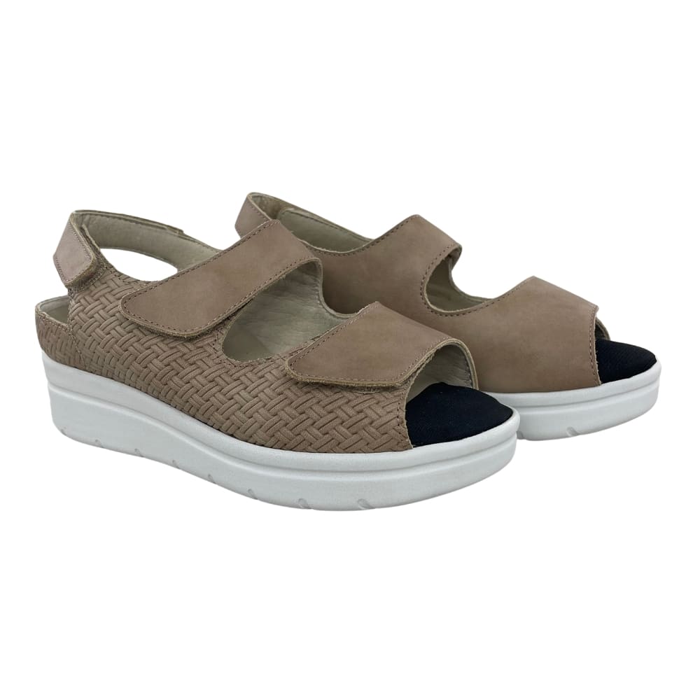 Sandalia cómoda de verano para mujer con triple cierre de velcro, color taupe, modelo 8192